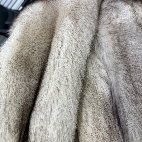 Blue Fox fur coat in good condition - Picture 12 of 15